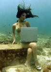 Digital nomad sexy sous l'eau