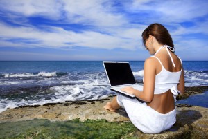 Fille travaillant sur la plage.