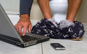 Homme multi-tâches (Travailler au toilette)