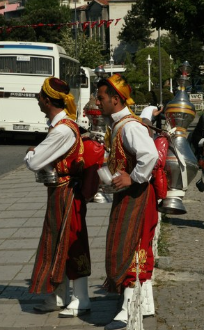 Vendeurs de thé dans les rues d'Istanbul
