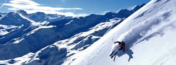 Skier aux sommets des montagnes enneigées cet hivers