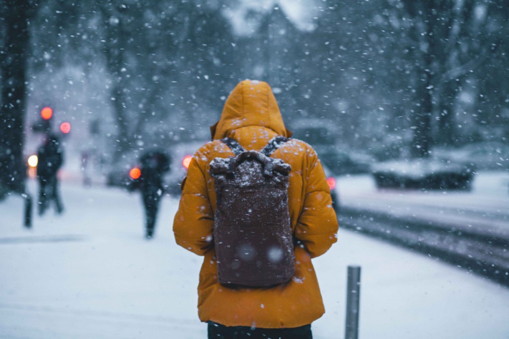 Manteau jaune sac à dos neige